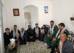 دیدار فرمانده گردان ۱۱۹امام حسین ع بادرود با مادر شهید مرتضی یاسری