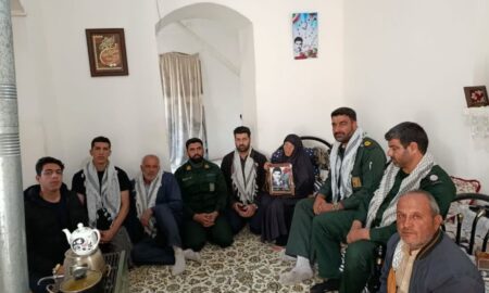دیدار فرمانده گردان ۱۱۹امام حسین ع بادرود با مادر شهید مرتضی یاسری