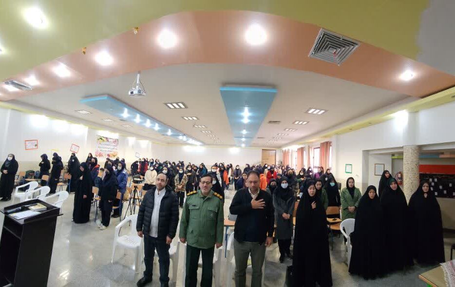 مراسم تجلیل از دانش‌آموزان حجاب برتر دبیرستان دخترانه سمیه