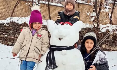 کودکان نطنز با ساخت آدم برفی خوشحالی خود را نشان دادن