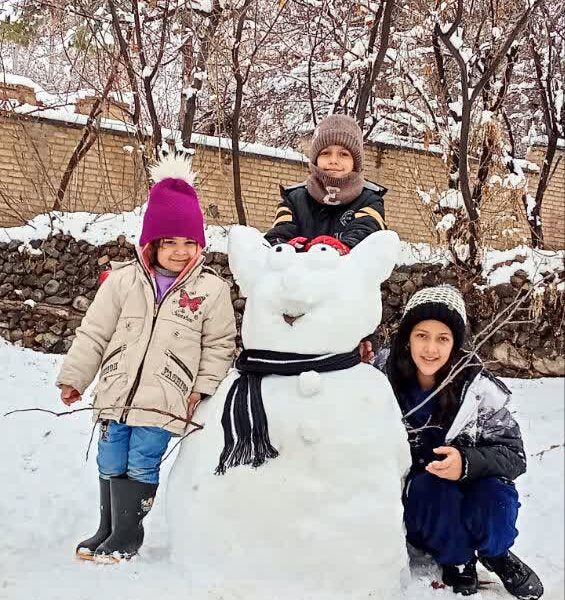 کودکان نطنز با ساخت آدم برفی خوشحالی خود را نشان دادن