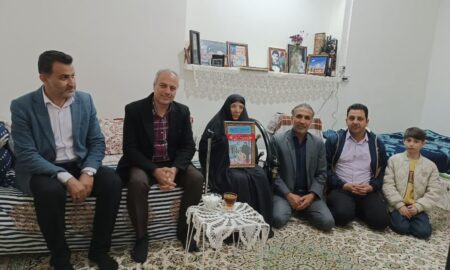 حضور شهردار بادرود به منزل مادر شهید مرتضی والایی