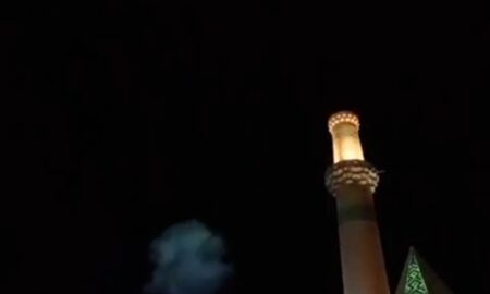 گلبانگ «الله‌ اکبر» و نورافشانی در کنار مسجدجامع نطنز