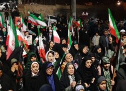 موج پرچم‌های ایران به طواف پرچم گنبد سبز رضوی سلام می‌دهد   