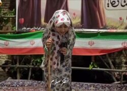 اجرای «ننه‌جون» با لحنی صمیمی و بامزه و با گفتن شعارهای موزون و طنزآمیز در جمع پرشورمردم نطنز