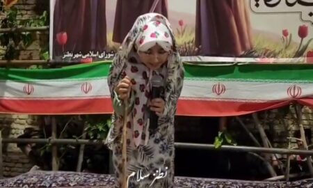 اجرای «ننه‌جون» با لحنی صمیمی و بامزه و با گفتن شعارهای موزون و طنزآمیز در جمع پرشورمردم نطنز