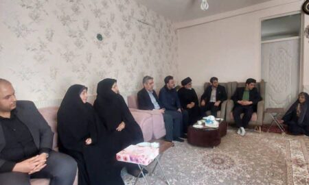 دیدار مسئولان نطنز با خانواده معلم شهید؛ فرماندار بر لزوم تبیین سیره شهدا تاکید کرد   
