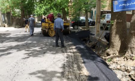 عملیات آسفالت‌ریزی در خیابان شقایق۵ نطنز