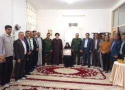 دیدار فرمانده سپاه ناحیه نطنز به همراه امام جمعه و مسئولین بخش امامزاده بادرود با خانواده شهید معلم رضا زارع