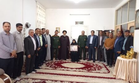 دیدار فرمانده سپاه ناحیه نطنز به همراه امام جمعه و مسئولین بخش امامزاده بادرود با خانواده شهید معلم رضا زارع