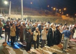 قرائت نماز استغاثه به امام زمان ( عج) در میدان ۱۷ شهریور بعد از راهپیمایی موج ۶۹
