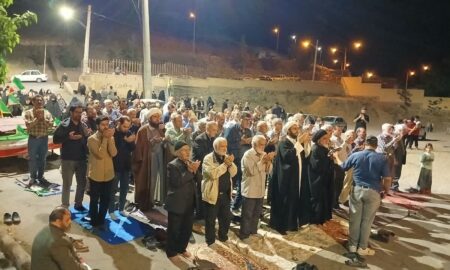 قرائت نماز استغاثه به امام زمان ( عج) در میدان ۱۷ شهریور بعد از راهپیمایی موج ۶۹