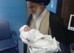 طنین اذان امام جمعه در گوش نوزاد نطنزی/ وعده شیرین برای متولدین دهه ولایت