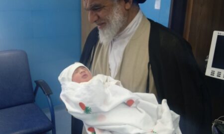 طنین اذان امام جمعه در گوش نوزاد نطنزی/ وعده شیرین برای متولدین دهه ولایت