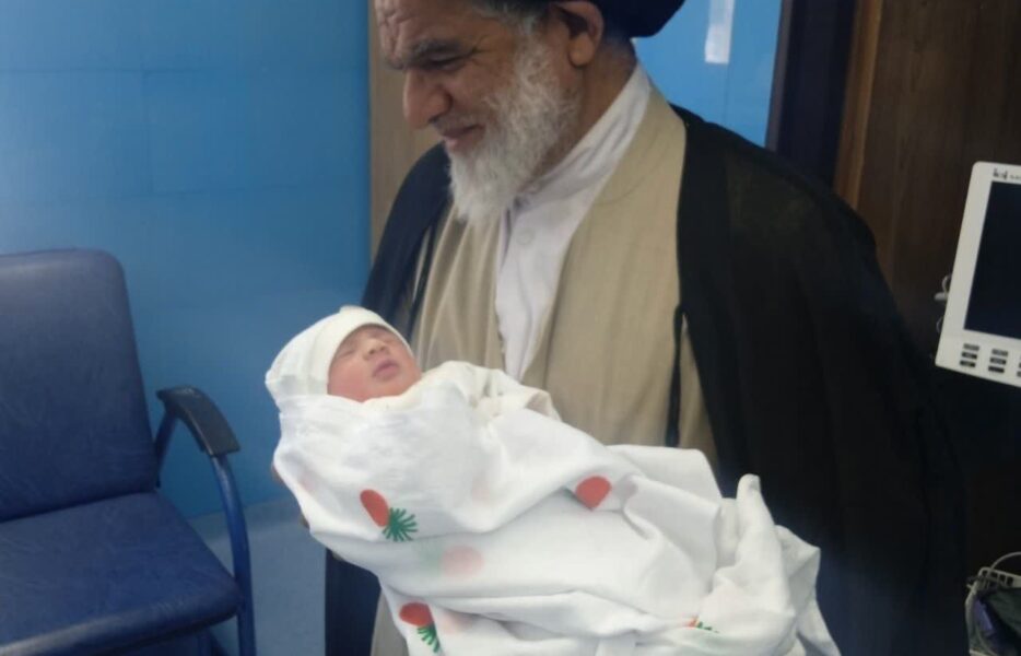 طنین اذان امام جمعه در گوش نوزاد نطنزی/ وعده شیرین برای متولدین دهه ولایت