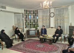 دیدار فرماندار شهرستان نطنز با خانواده خبرنگار شهید کریمی