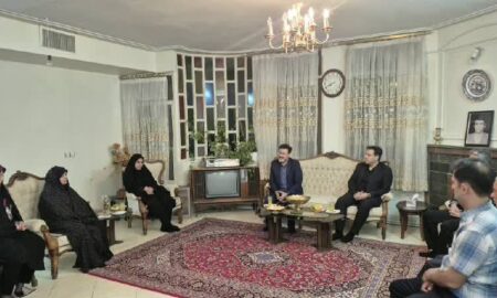 دیدار فرماندار شهرستان نطنز با خانواده خبرنگار شهید کریمی