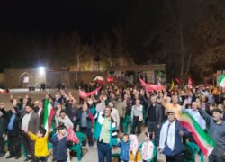 تجمع خود جوش مردمی و طنین فریاد «الله‌اکبر» در نطنز